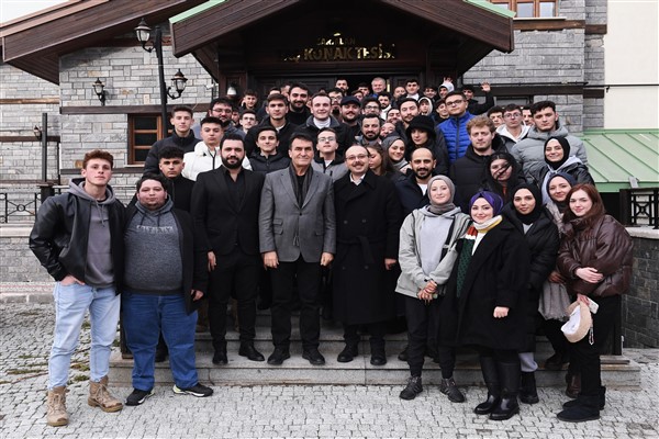 Başkan Dündar, Uludağ’da gençlerle bir araya geldi