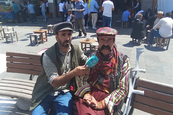 Diyarbakır'ın tanınan ismi Kemal Tosun 67 yıldır kültürünü üzerinde taşıyor
