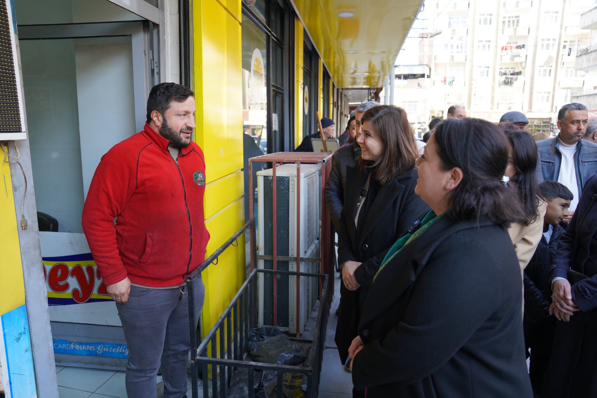 Eş Başkan Bucak, Emek Caddesi'nde esnafı ziyaret etti