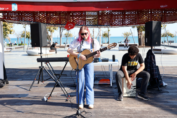 Erasmuslu gençlerden mini konser 