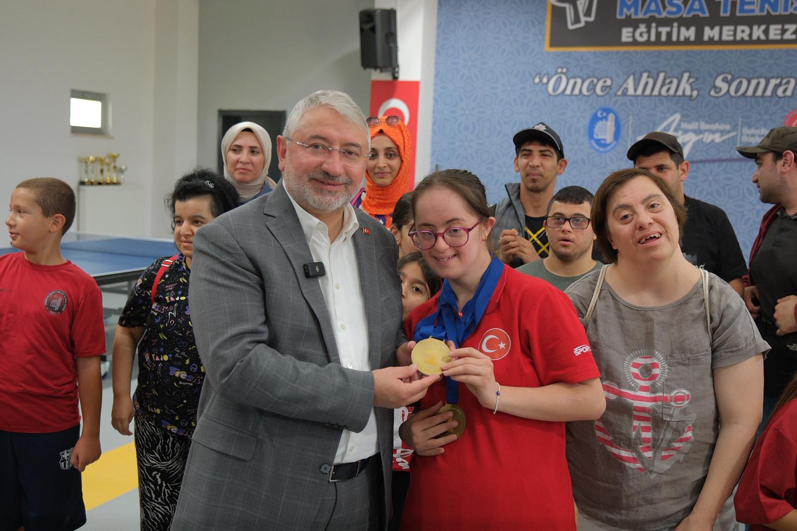 Avrupa şampiyonu Merve Peker için karşılama töreni yapıldı<