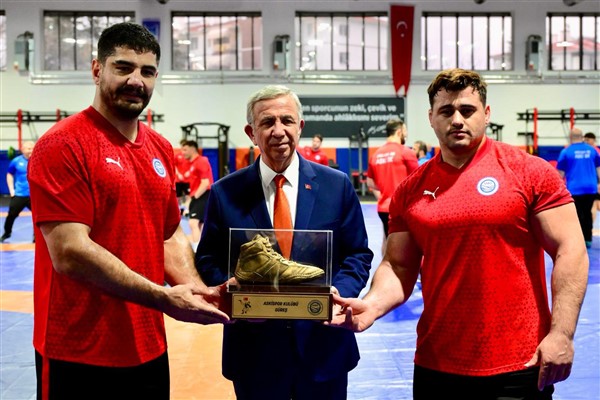 Başkan Yavaş, olimpiyatlara hazırlanan milli güreşçileri ziyaret etti<