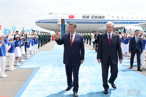 Xi, Kazakistan Cumhurbaşkanı Tokayev tarafından havalimanında karşılandı<