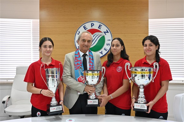 Başkan Kocagöz, hentbolcuları ağırladı <