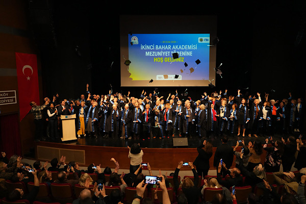 Kadıköy’de 65 yaş üstü bireyler İkinci Bahar Akademisi’nden mezun oldu