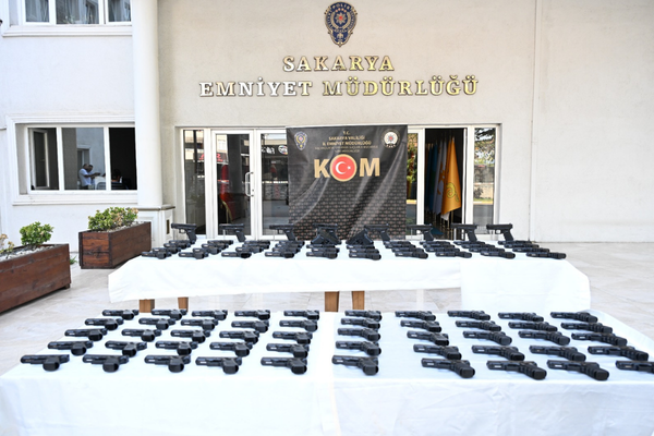 Sakarya’da kaçak silah sevkiyatına operasyon: 100 ruhsatsız tabanca ele geçirildi