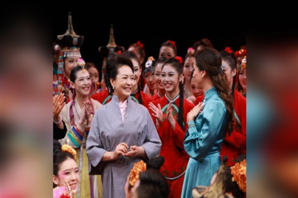 Peng Liyuan ve Tamara Vucic Beijing Dans Akademisi’ni ziyaret etti<