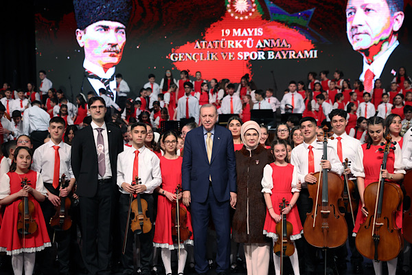 Erdoğan, Cumhurbaşkanlığı Çocuk Orkestrası ve Korosu Konseri'ne katıldı<