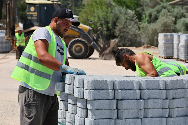Çamlık Cami önü meydanında kumlu parke kaplama uygulaması yapılıyor<