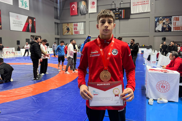 Düzce Belediyesi güreş sporcusu Türkiye üçüncüsü oldu<