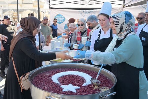 Esenyurt Belediyesi 18 bin kişiye aşure ikram etti<