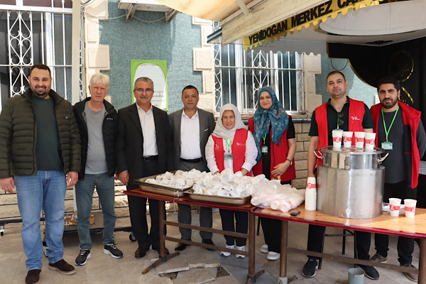 İzmit'te Cuma Namazı sonrası vatandaşlara ikram<