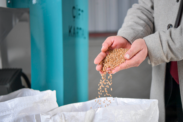 Uzunbeyli’de Tohum Eleme ve Yem Ezme Tesisi açıldı<