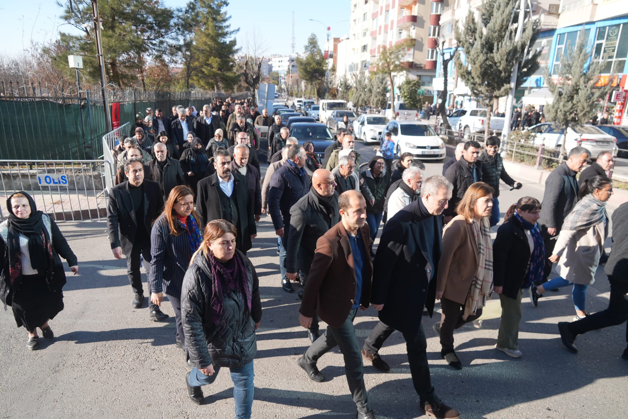 Eş Başkan Hatun, belediyeye kayyım atanmasına ilişkin Siirt’te düzenlenen yürüyüşe katıldı