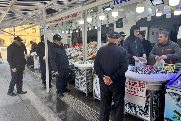 Çorum zabıtasından balık tezgahlarına denetim<