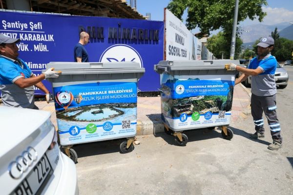Pamukkale’de çöp konteynerleri kentin simgeleriyle yenilendi<