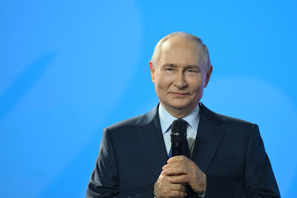 Putin, Myanmar Cumhurbaşkanı Hlaing ile bir araya geldi<