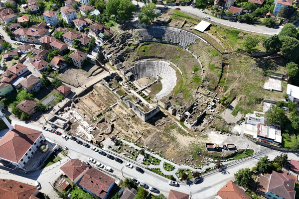 Konuralp Antik Tiyatrosu bayramda 14 bin ziyaretçi ağırladı<