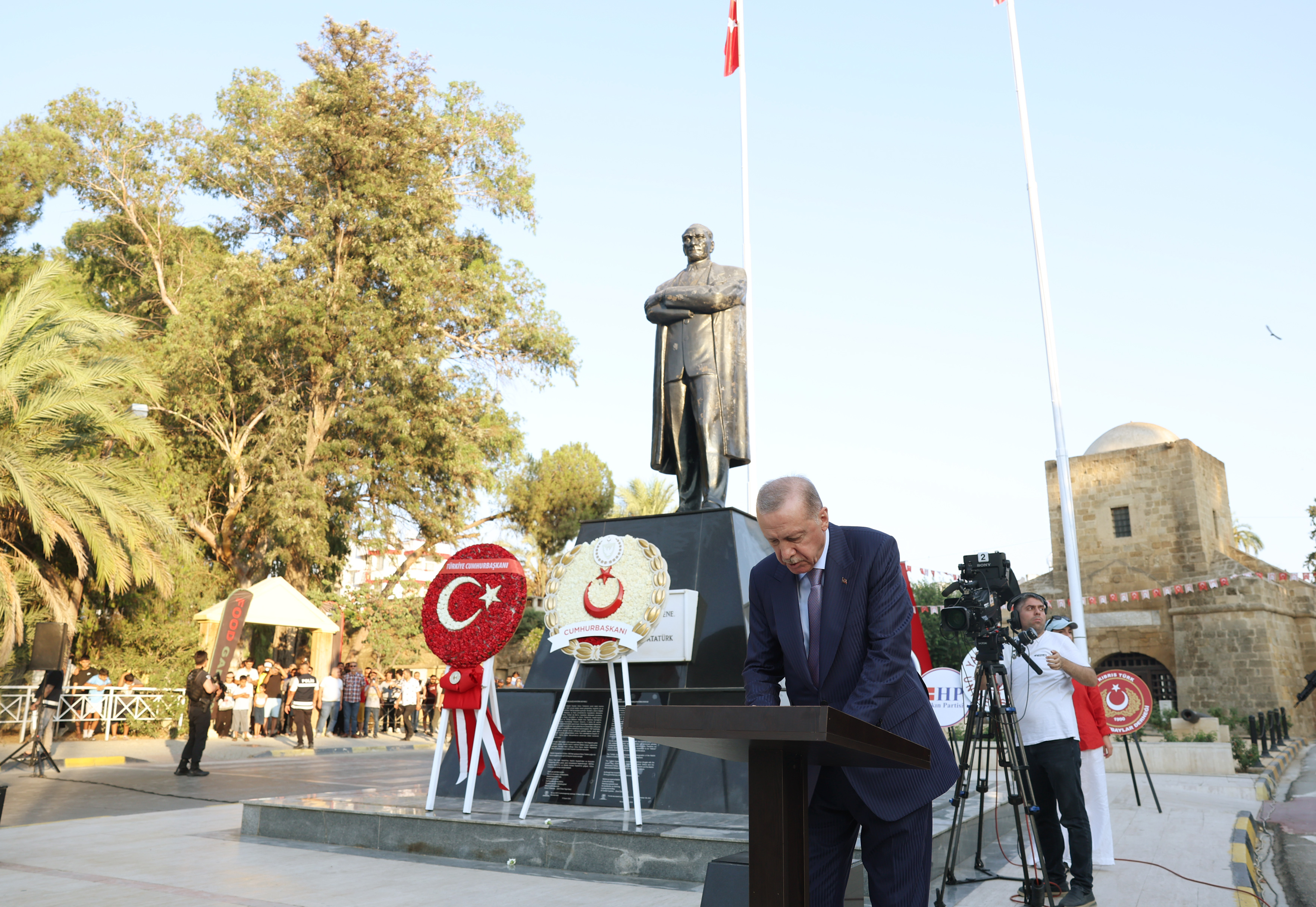Cumhurbaşkanı Erdoğan, Lefkoşa Atatürk Anıtı'nı ziyaret etti<