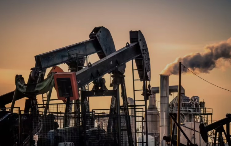 Brent petrol fiyatı hafif yükselirken Batı Teksas yatay<