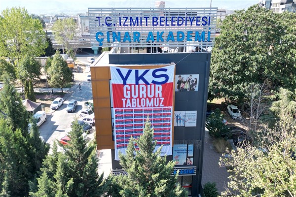 Çınar Akademi'nin başarılı öğrencilerinin isimleri çeşitli binalara asıldı<