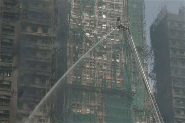 Hong Kong'daki ölümcül yangınla ilgili üç kişi tutuklandı<