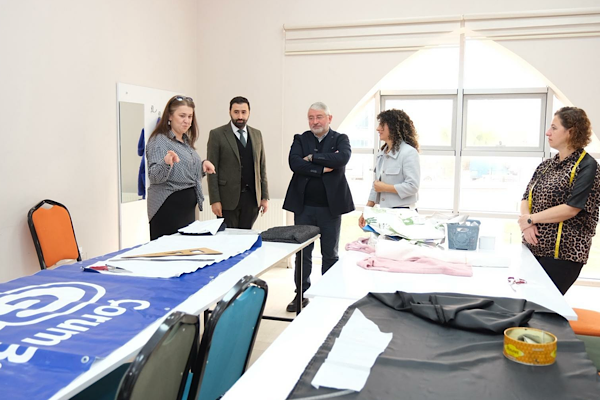 Çorum’da Kadınlar afişleri çantaya dönüştürüyor