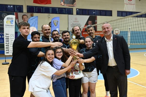 Karacabey’de 19 Mayıs Voleybol Gençlik Turnuvası sona erdi<