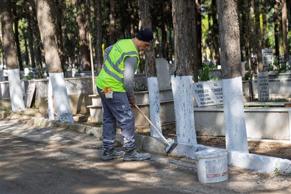 İzmir’de bayram öncesi mezarlıklara bakım yapılıyor