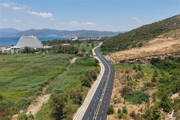 Büyükşehir, Selçuk'taki Pamucak turizm yolunu yeniledi