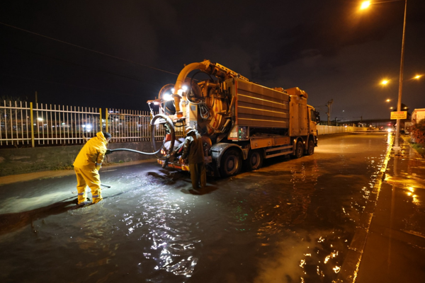 Ekipler, İzmir'de sağanak yağış sonrası müdahale gerçekleştirdi
