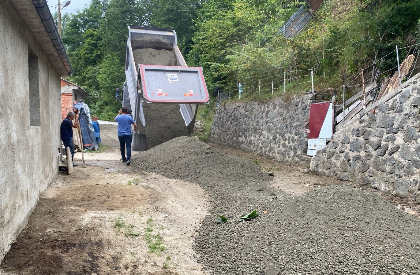 Trabzon Büyükşehir Belediyesi, kuru beton serimi gerçekleştirdi<