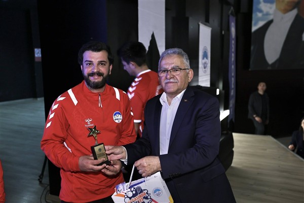 Başkan Büyükkılıç, genç sporcuları ödüllendirdi <
