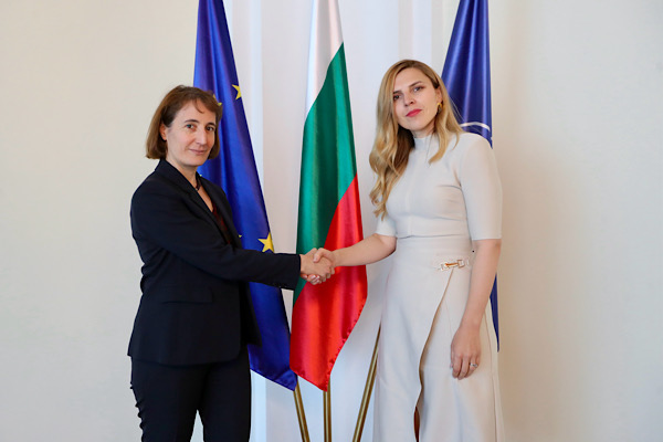 Petrova, Bulgaristan'daki Fransa Büyükelçisi Dumoulin ile görüştü<