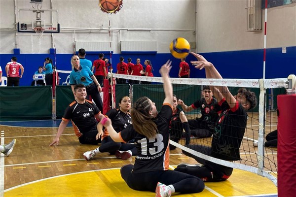 Karaman  oturarak voleybol takımları, Türkiye ikincisi oldu<