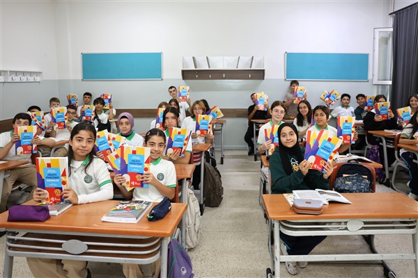 Esenler Belediyesi, geri dönüşümden elde ettiği defterleri öğrencilere dağıttı<