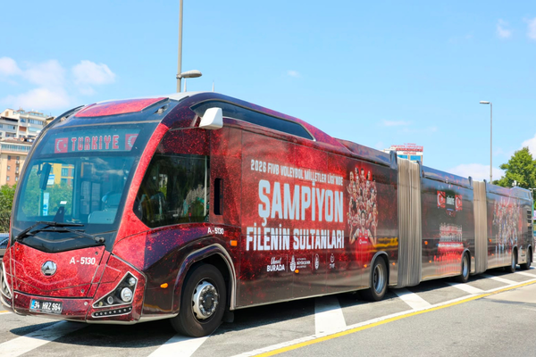 Şampiyonlar İstanbul sokaklarında: Filenin Sultanları için özel İETT araçları sefere çıktı<