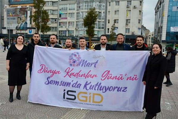 İSGİD, 8 Mart Dünya Kadınlar Gününde Samsun’da bin adet karanfil dağıttı<