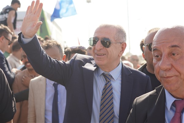 Özdağ, Zafer Otağı’nda bekleyen partililerle bir araya geldi