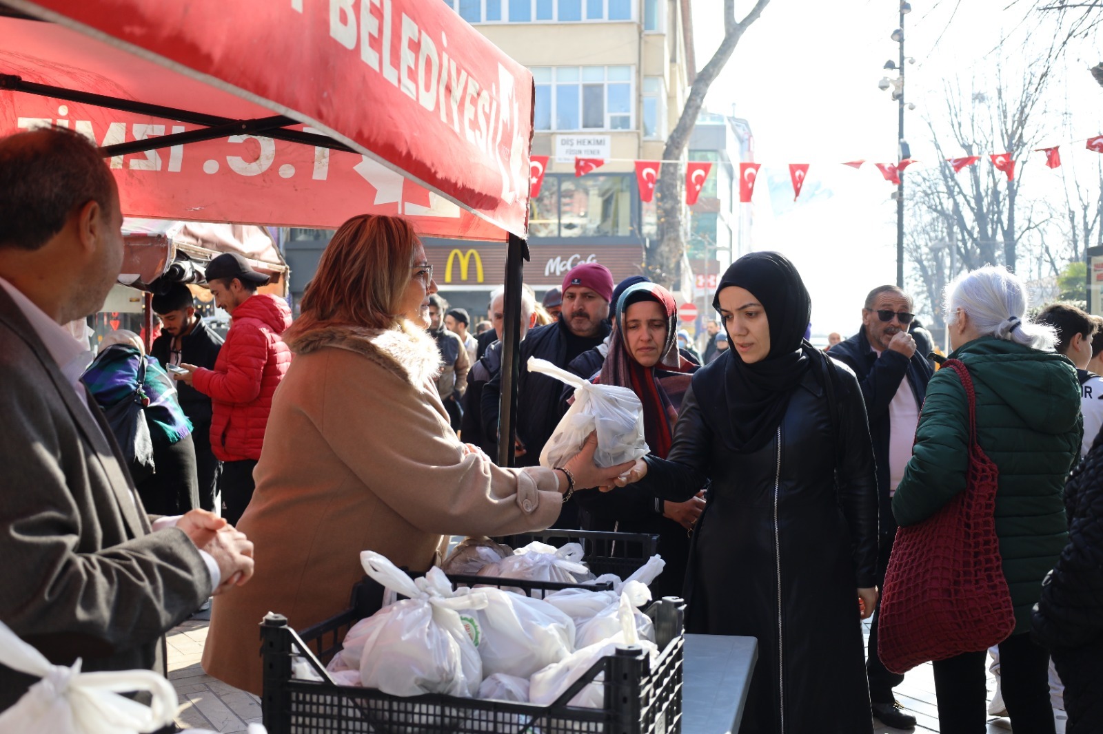 İzmit Belediyesi, kendi ürettiği mantarları vatandaşa dağıttı<