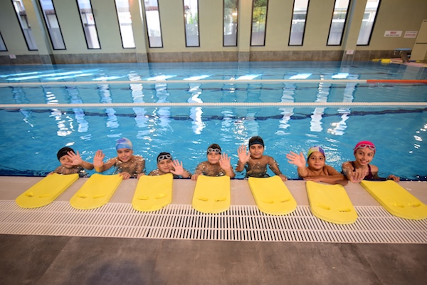 Bornova’da yüzme kurslarında 550 çocuk yüzme eğitimi alıyor<