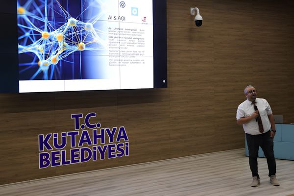 Kütahya Belediyesi personeline yapay zeka eğitimi<