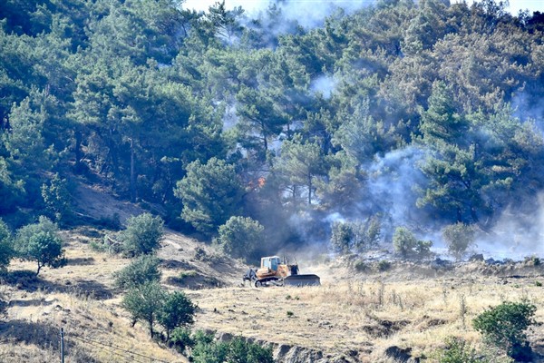 İzmir İtfaiyesi Bornova'daki yangına müdahale ediyor<