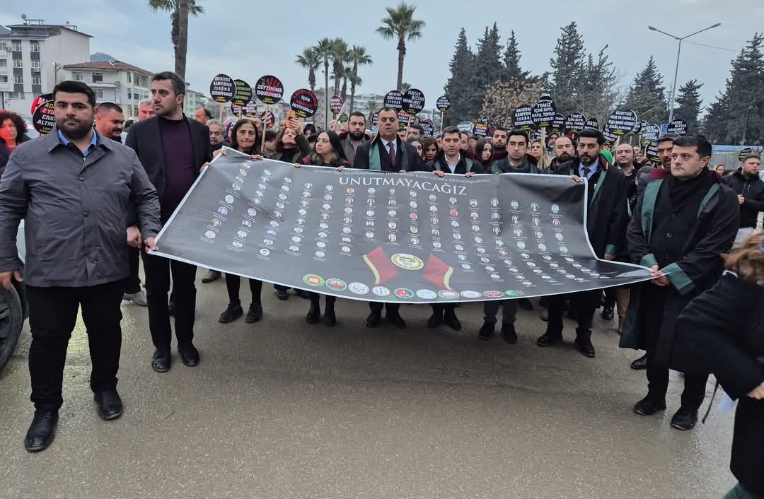 Avukatlar, depremde hayatını kaybeden meslektaşlarını andı