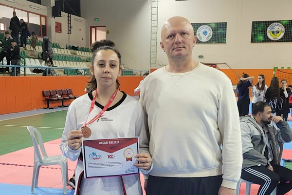 Ceren Çiftçi, Taekwondo Grup Müsabakaları'nda üçüncü oldu<