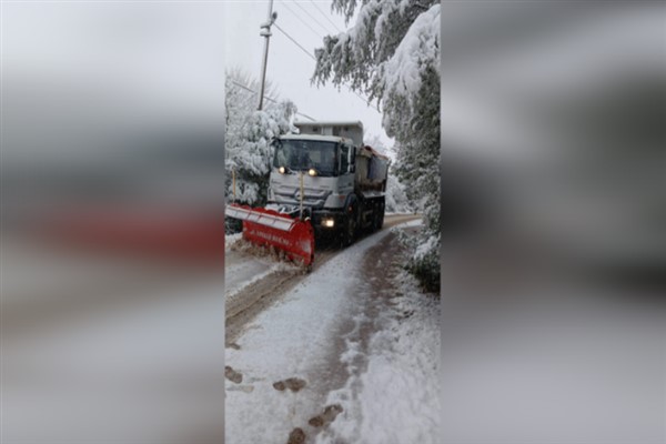 İzmit'te yoğun kar dolayısıyla yol açma ve tuzlama çalışmaları sürdürülüyor 