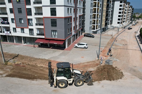 Yıldırım Belediyesi’nden parke ve bordür taşı döşeme çalışması<