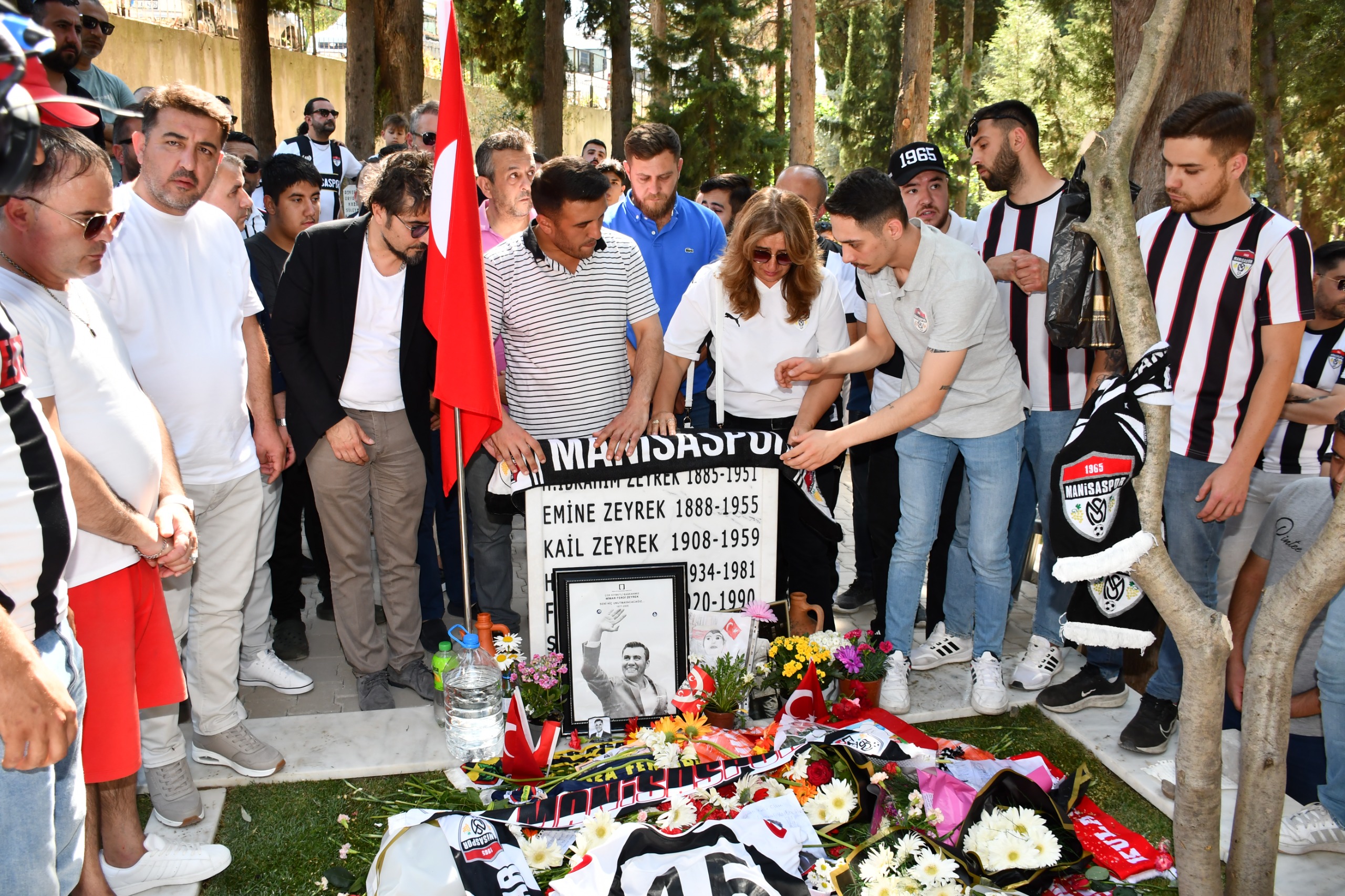 Vatandaşlar, Başkan Zeyrek'in kabrini Babalar Günü'nde ziyaret etti<