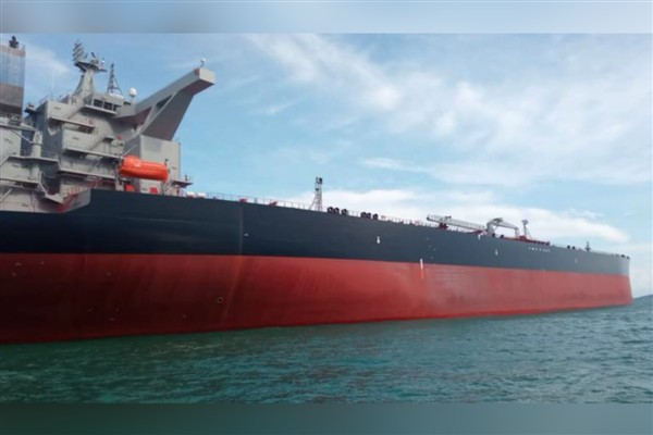 İki ham petrol tankeri, Hürmüz Boğazı'nın doğu girişinde çarpıştı<