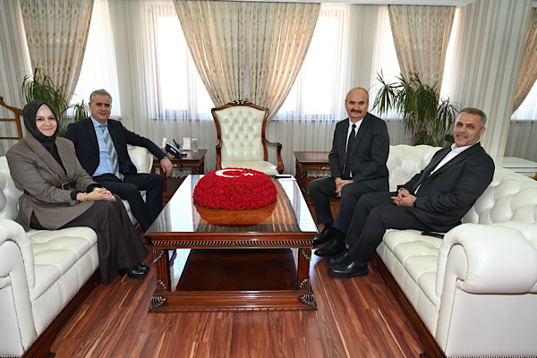 AK Parti Genel Başkan Yardımcısı Yalçın, Vali Canalp’i ziyaret etti<